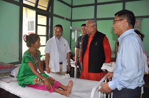 The Governor of Arunachal Pradesh Shri P.B. Acharya interacting with a patient during his visit to the District Hospital, Namsai on 5th August 2017.